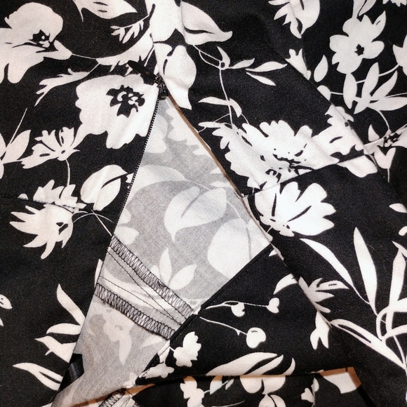 Women's Chaps 100% Cotton Black White Floral Print Flared Mini Skirt Size 12 - Picture 4 of 6